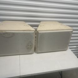 (2) Peavey HV 1280 Full Range Two Way Enclosure Heavy Duty Speakers. These rare vintage hangable PA speakers and used in good condition with some nota