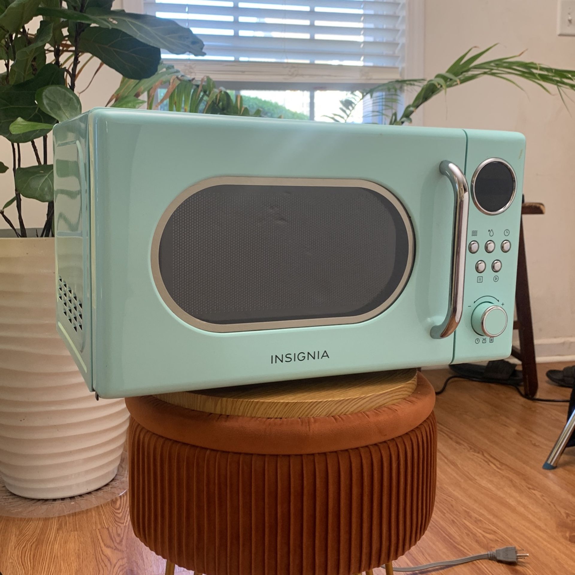 NS-MWR07M2 Insignia - 0.7 Cu. Ft. Retro Compact Microwave - Mint