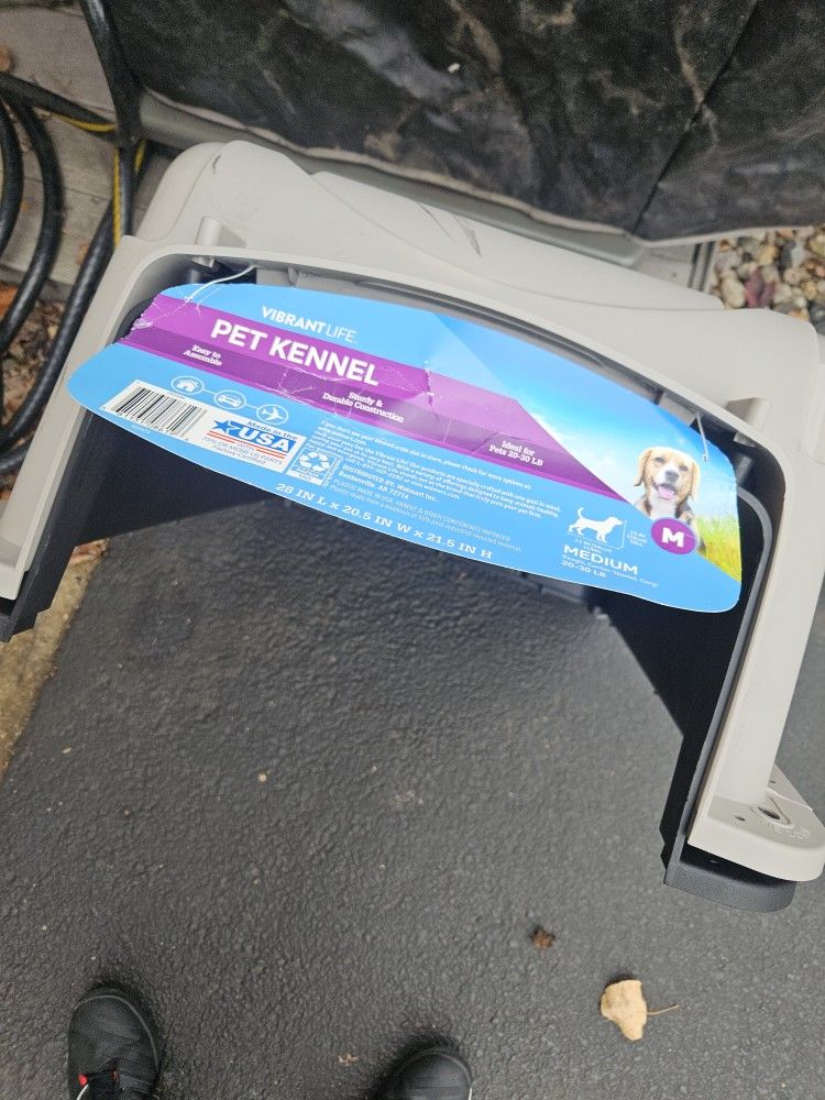 Medium Pet Kennel / Crate NEW from Walmart, sells For $55 - 28L x 20.5W x 21.5H - Glenview Pickup