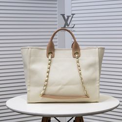 Chanel Tote Bag with Pearl for Sale in Bellevue, WA - OfferUp