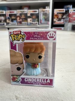 BITTY Holiday Cinderella w/ Present 1-Inch Funko Pop Disney Princesses Christmas Animation Movies