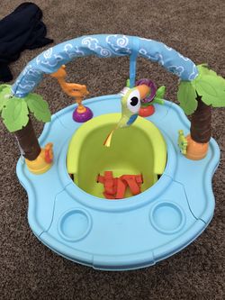 Baby seat with spinning top