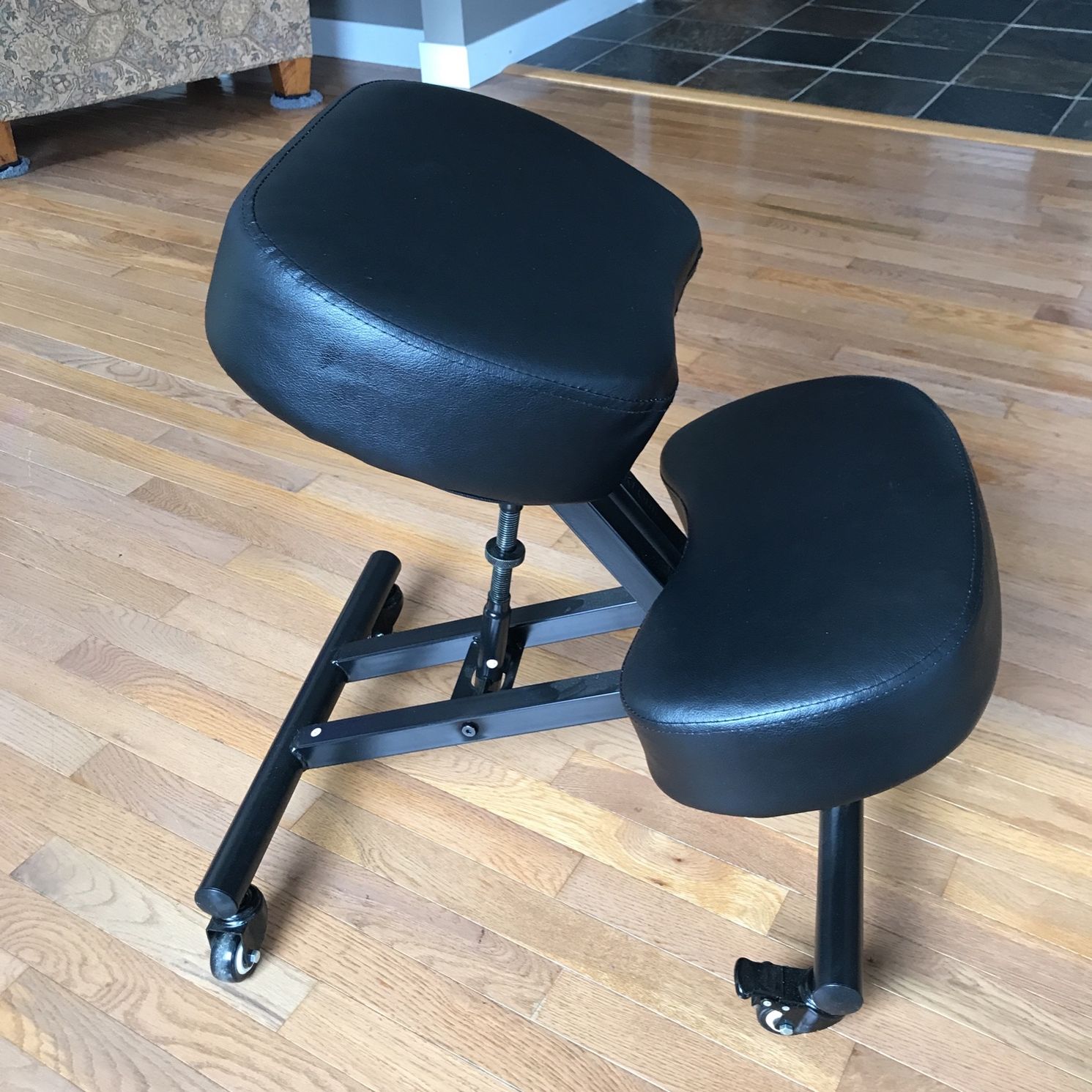 Sleek form Kneeling Chair