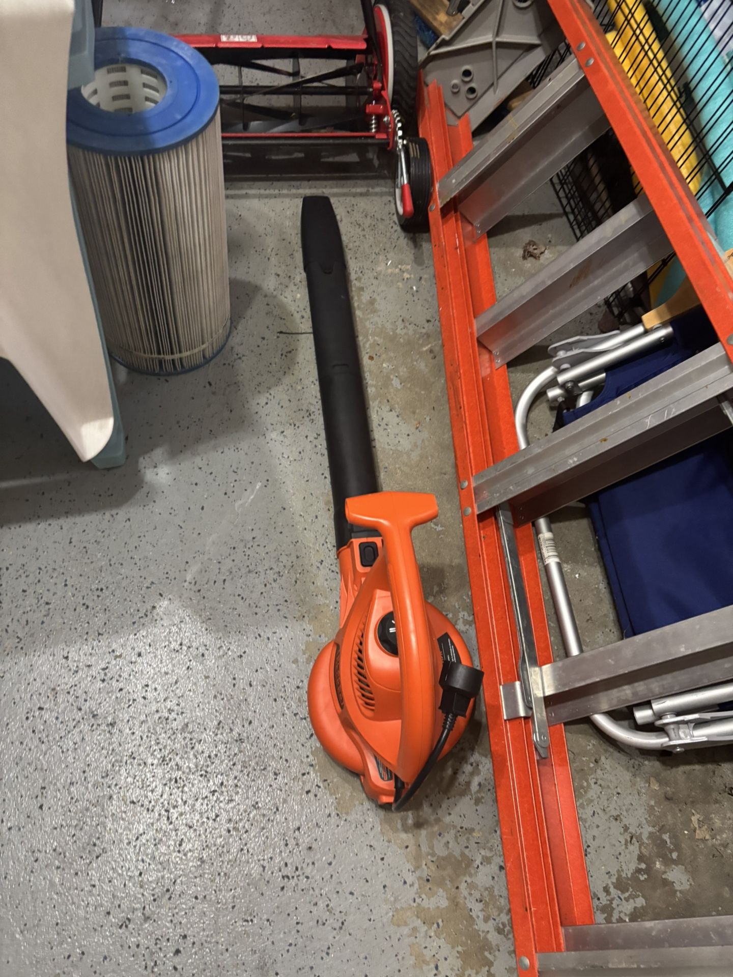 Black&Decker Corded Leaf Blower (250mph)