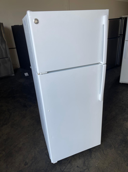 GE Top Freezer Fridge – White, Clean Interior, 19 cu ft