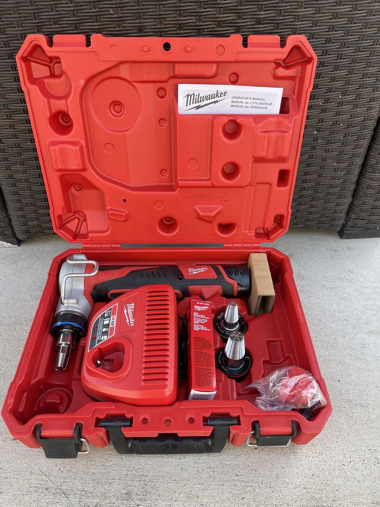 Milwaukee M12 12-Volt Lithium-Ion Cordless ProPEX Expansion Tool Kit with (2) 1.5Ah Batteries, (3) Expansion Heads and Hard Case