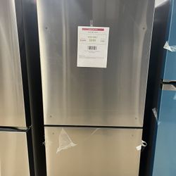 Refrigerator, Hisense 32” W Buttom Freezer Fridge