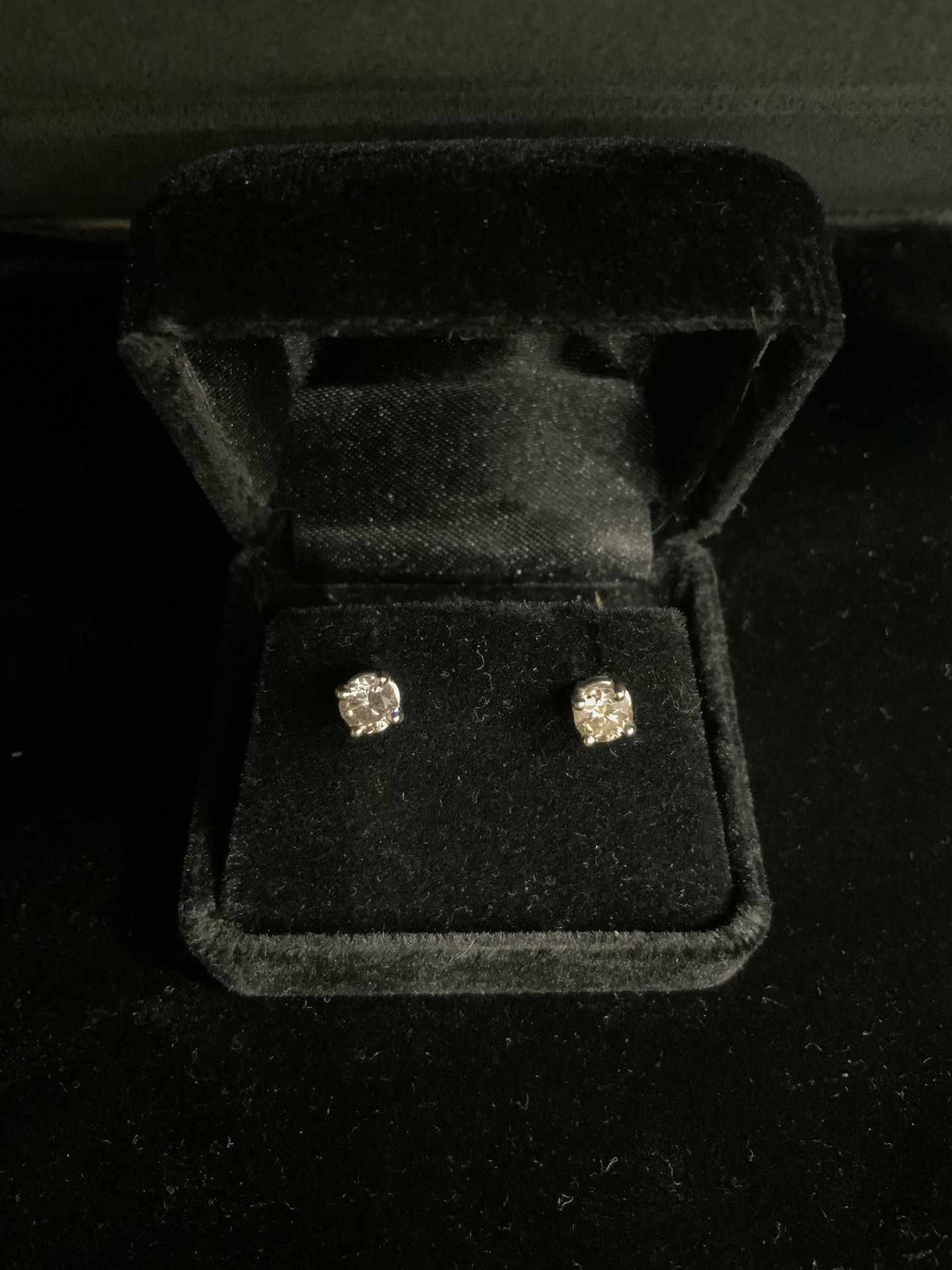 14kt White Gold Diamond Earrings!