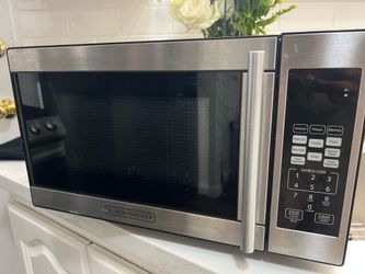 700 W small black+decker microwave