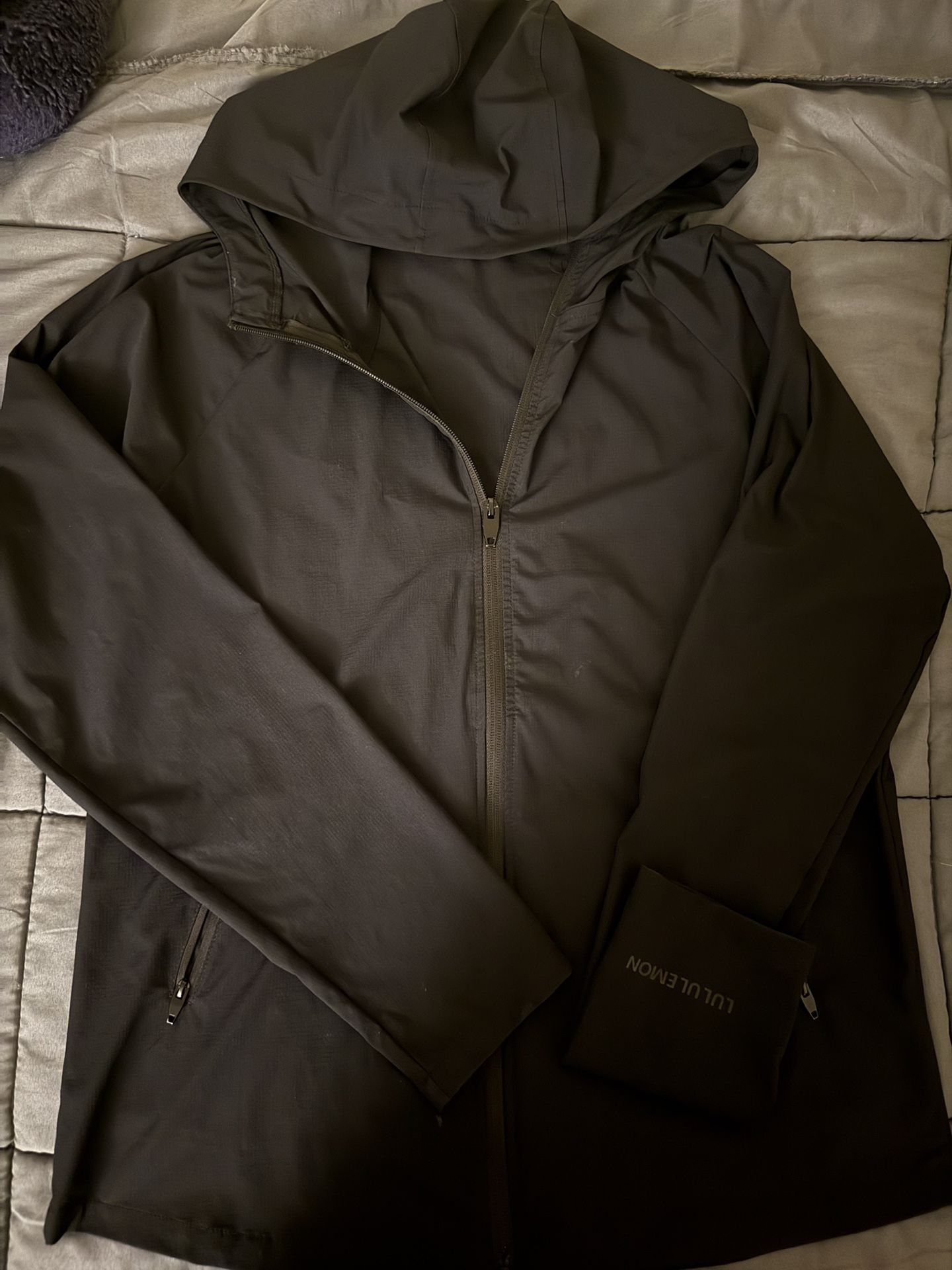 LULULEMON size small traes Or buy Lmk