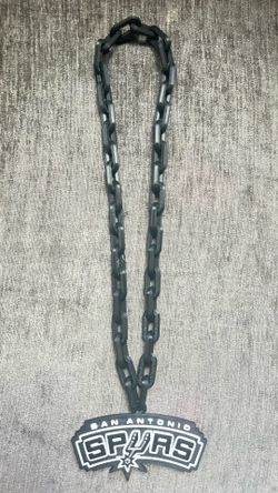 Spurs necklaces