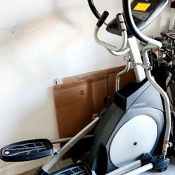 Horizon Fitness Elliptical W/built In Cooling Fan & Speakers