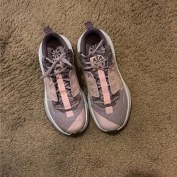 Woman’s Nikes Size 6 Y