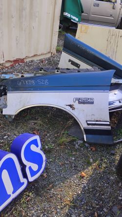 Ford F-250 XLT Front Fender left and right