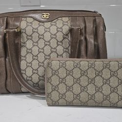 Gucci Purse Pre Owned With Authenticity Card