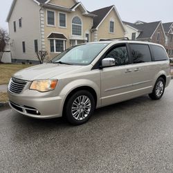 2013 Chrysler Town and Country Touring