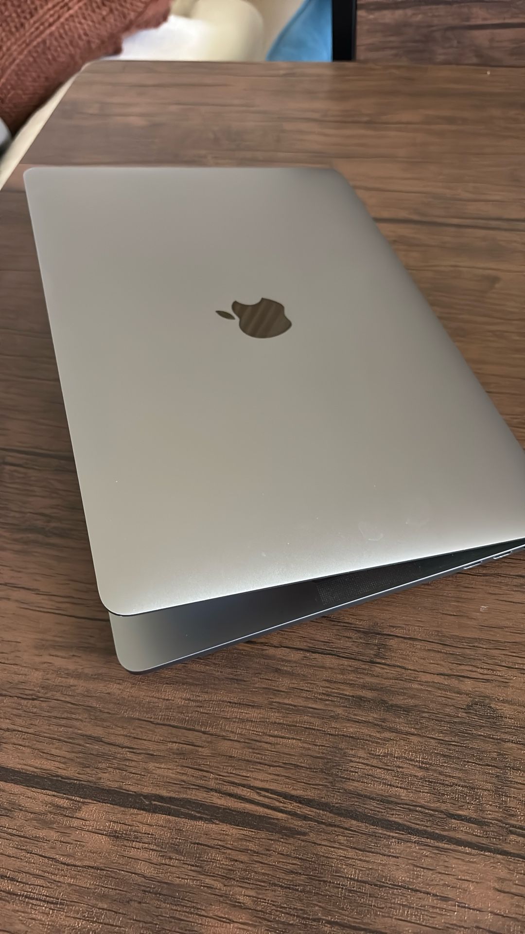2019 MacBook Pro 13-inch with Four Thunderbolt 3 ports 512GB W/ Touch Bar