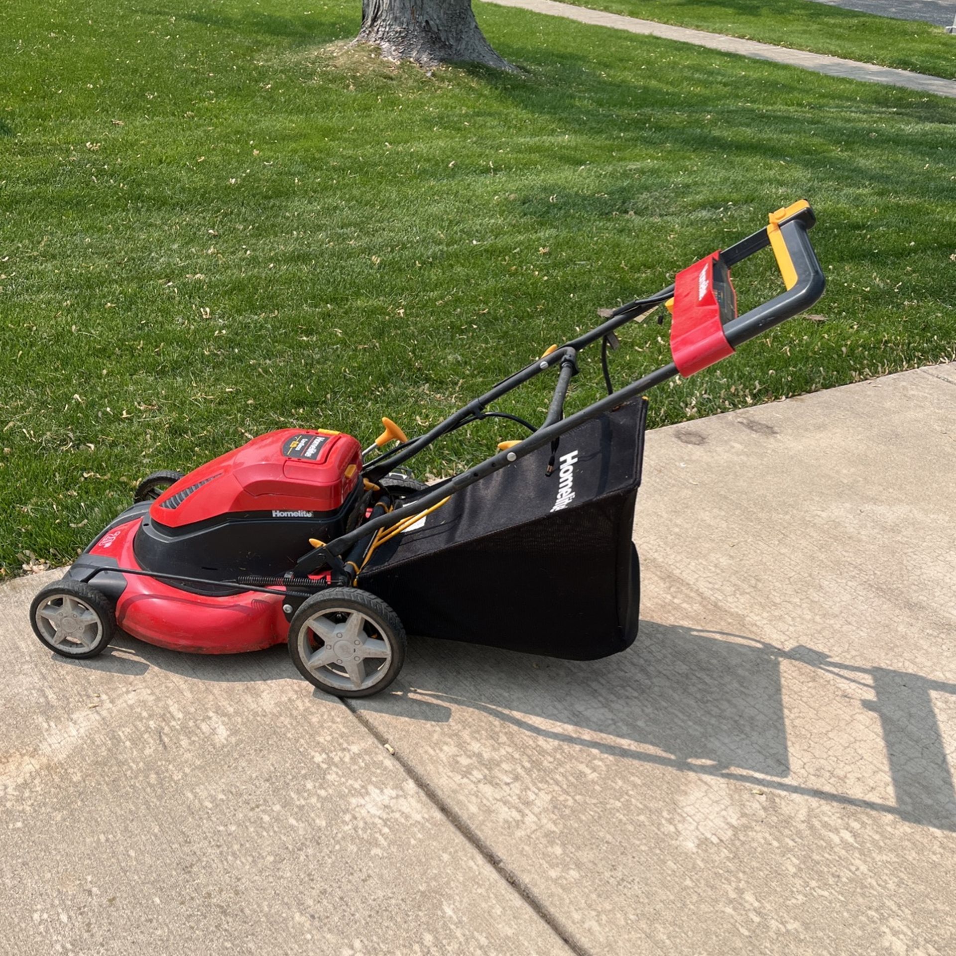 Homelite Lawn Mower 3 In 1 Cordless 24v 20” for Sale in Schaumburg, IL