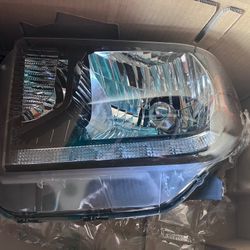 Toyota Tundra 2018-2021 Headlight New 