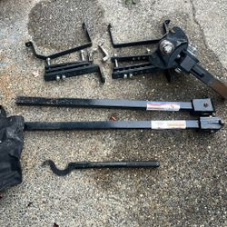 Trailer hitch with weight distribution bars in bracket