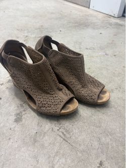 b.o.c. Brown Women's Suede Cut-Out Wedge Sandals Open Toe Slip On US 8.5 M