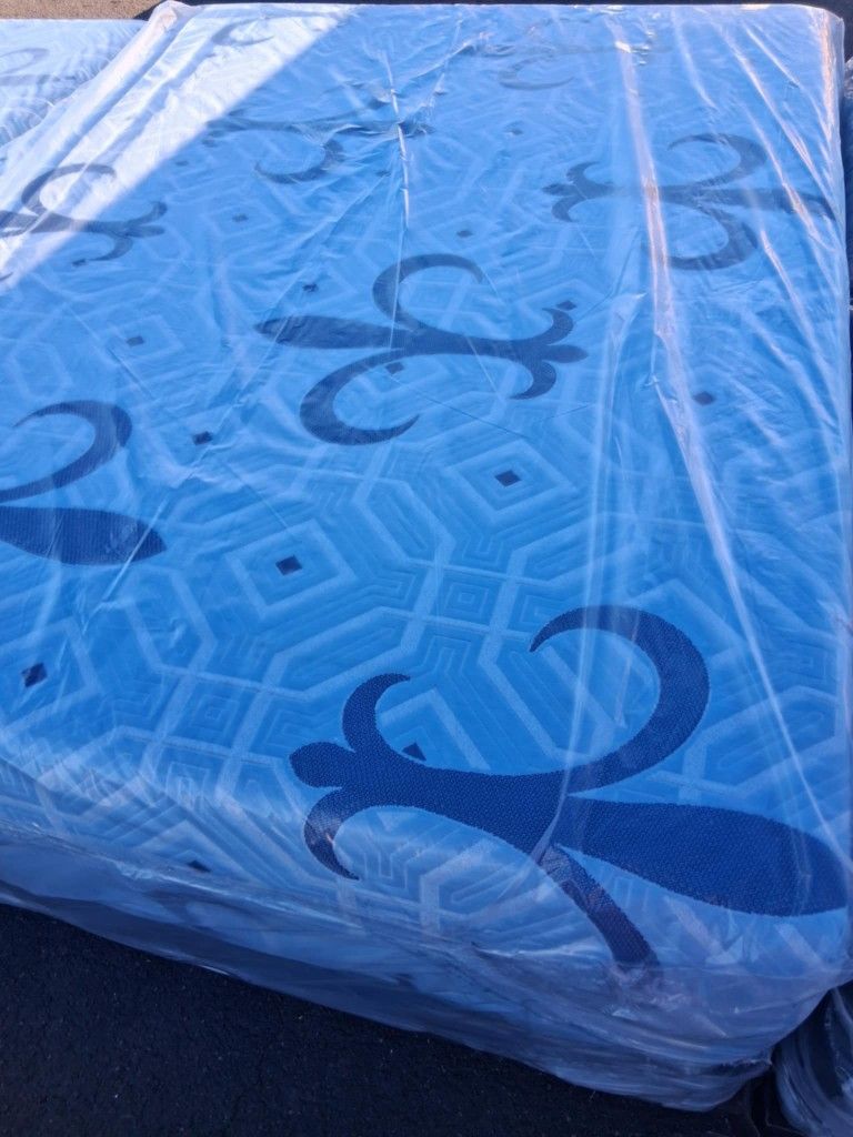 Brand New Queen Size Memory Foam Mattress And Box Spring Free Delivery Depends On Location 