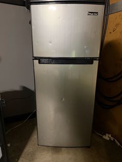 Magic Chef 2-Door Mini Fridge with Freezer - Works Great!