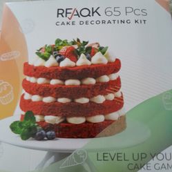 Cake decorating kit
