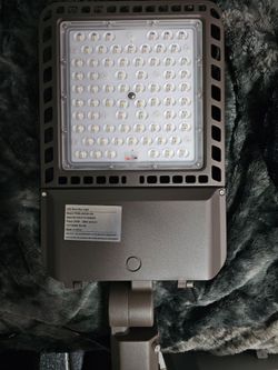 LED 240 Commercial Parking Lot Light (5000K Daylight / New)