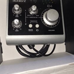 Audient iD4 - high-performance 2-in / 2-out USB Audio Interface. 