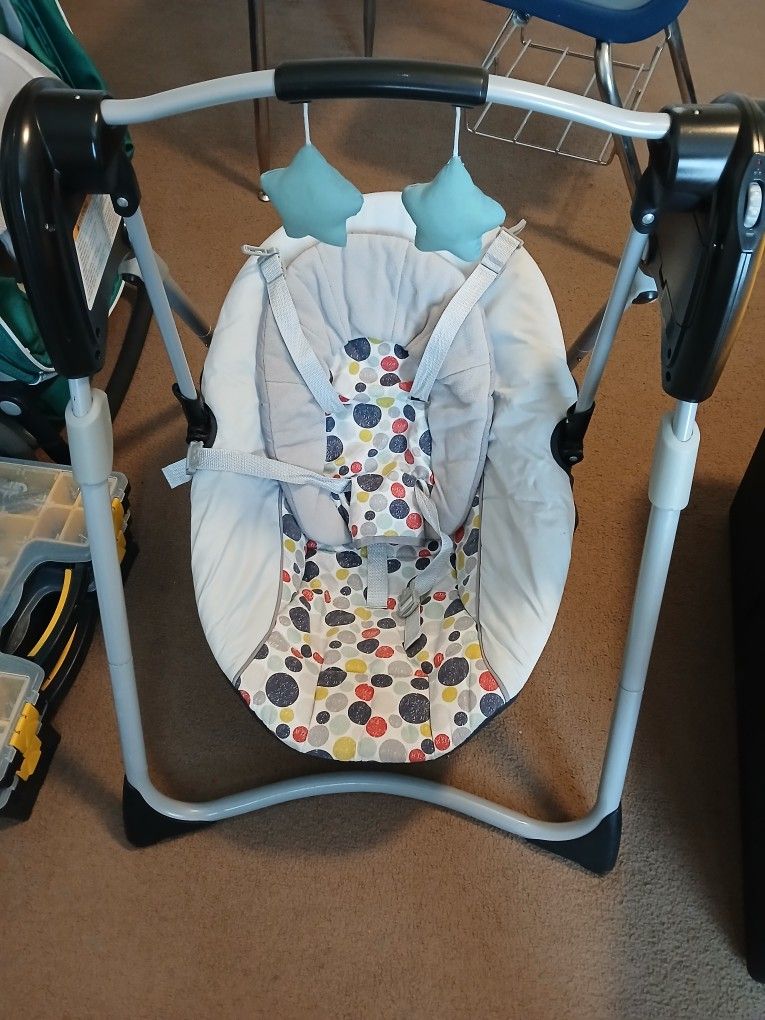 Graco Slim Spaces Baby Swing