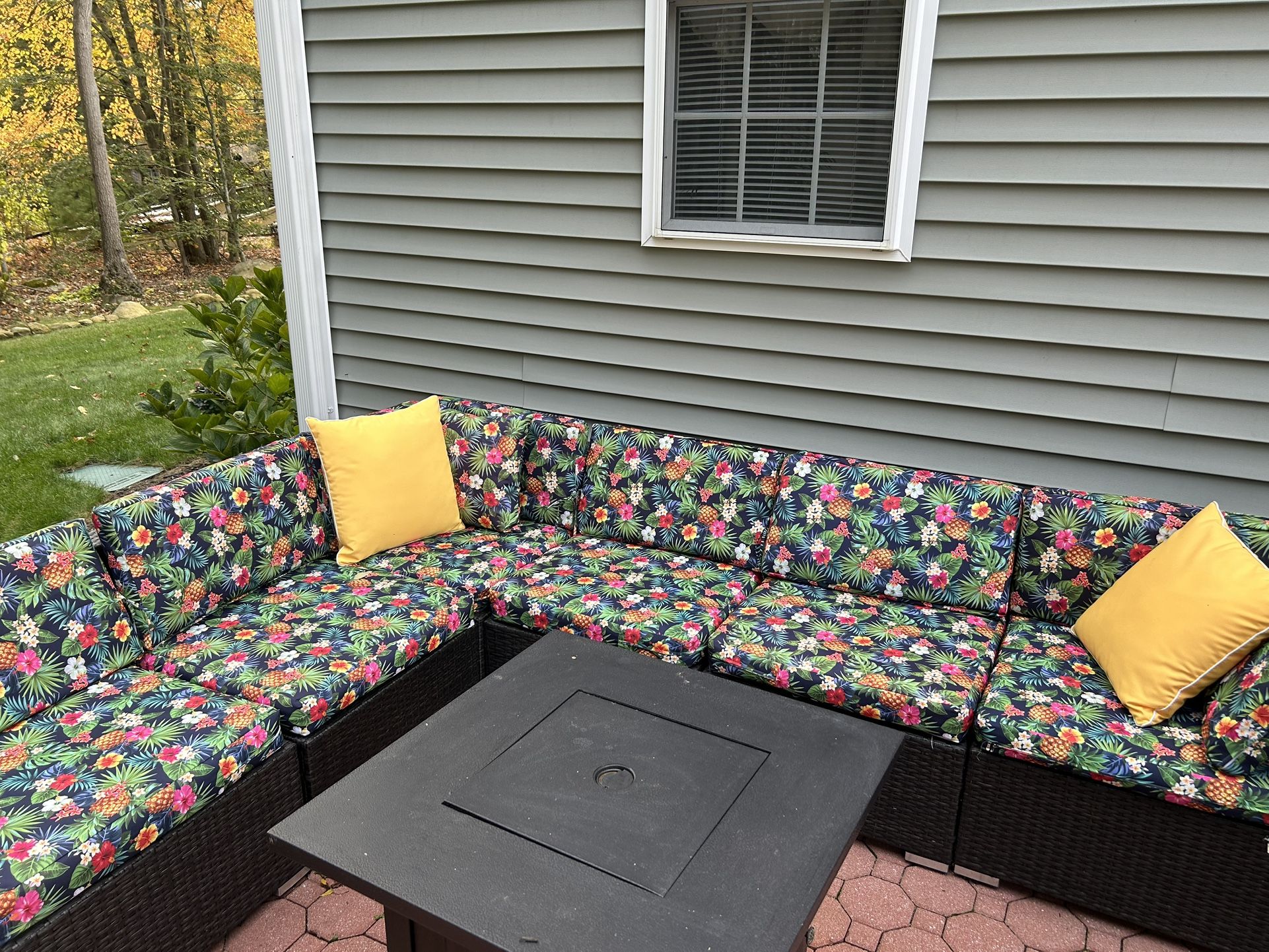 Outdoor Sectional W/table