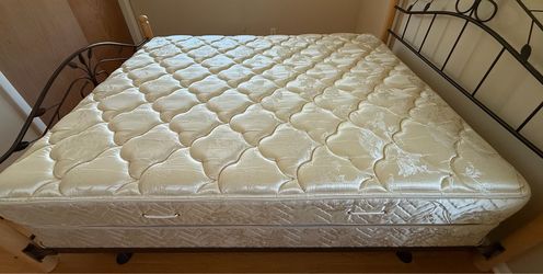 MOVING SALE: Serta Perfect Sleeper Queen Mattress & Box Spring Set