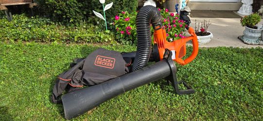 Leaf vacuum with attachments