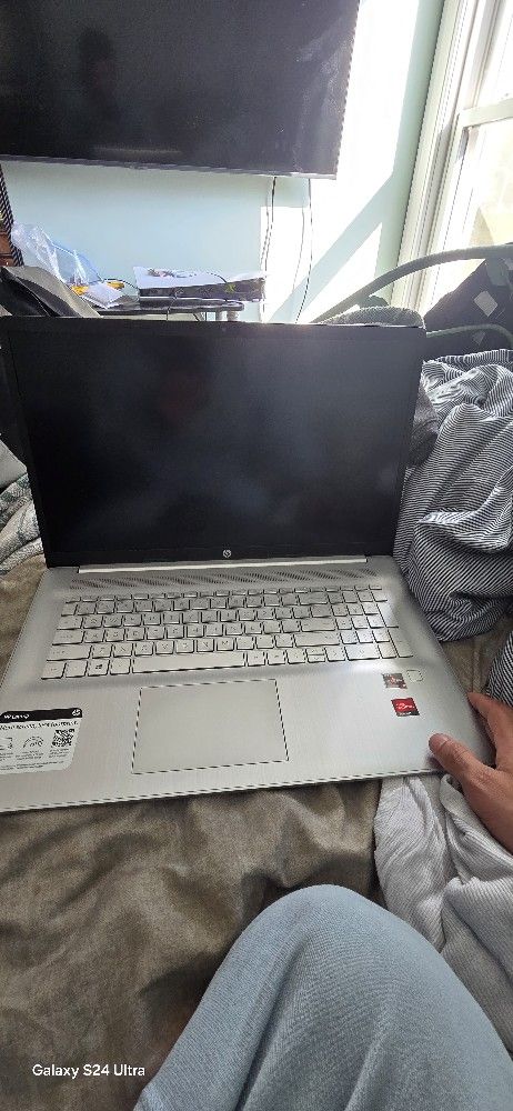 Windows 11 17" Screen
