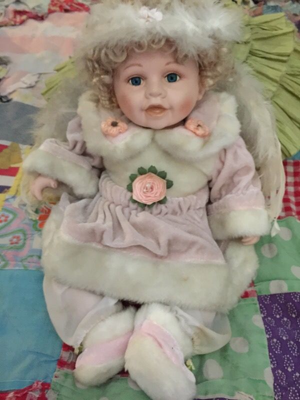 Goldenvale 4 /2000 ceramic angel doll