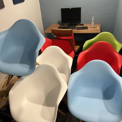 Plastic Molded Modern Chairs With Wooden Legs 