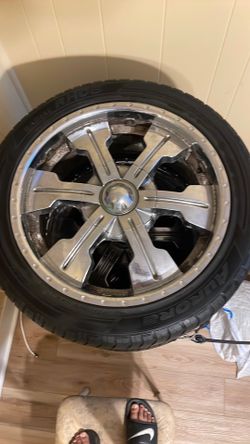 22inch Rims with tires 6 lugs. Fits Yukons truck and Escalade