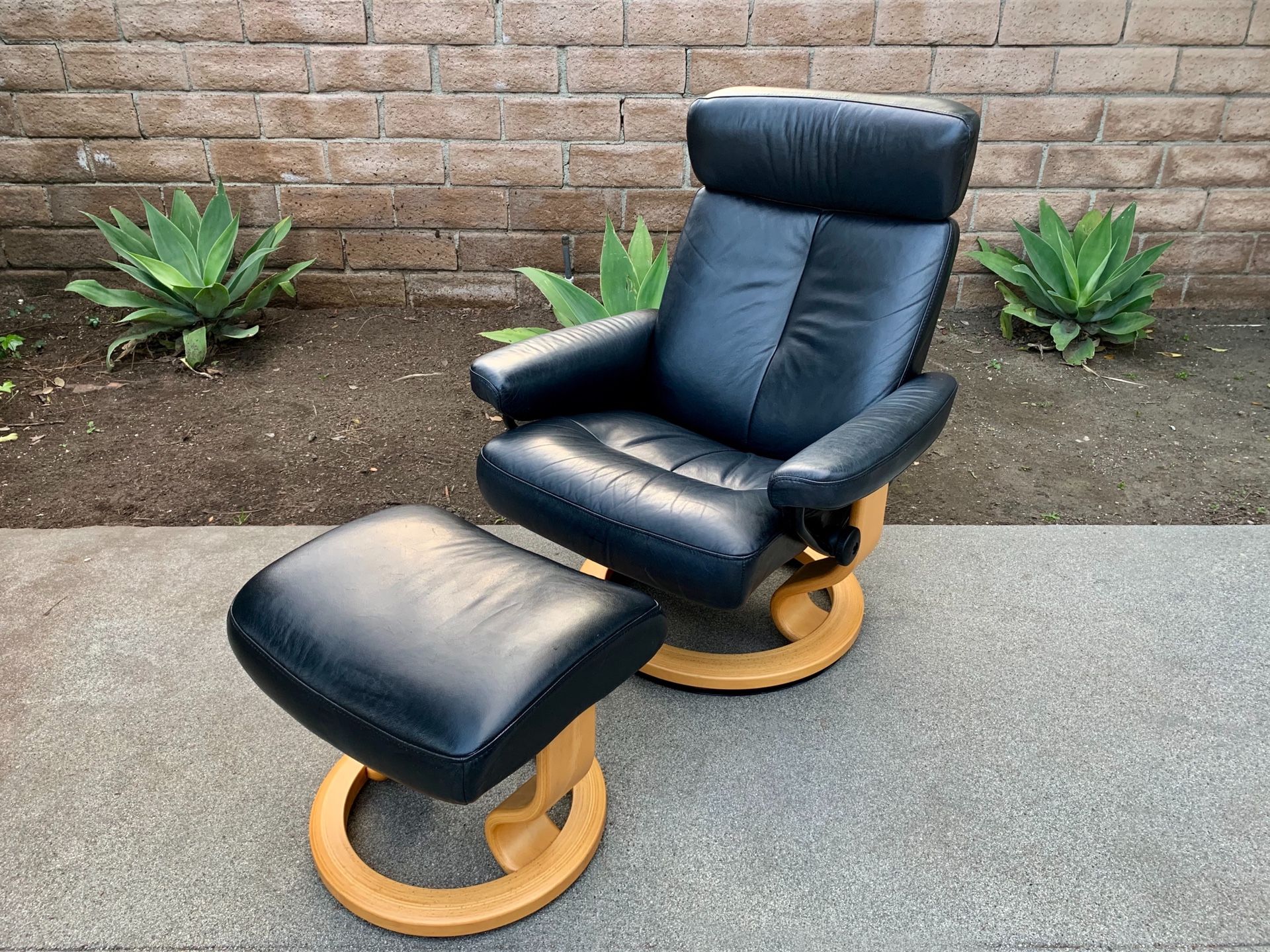 Ekornes Stressless Recliner Lounge Chair and Ottoman - Black Leather