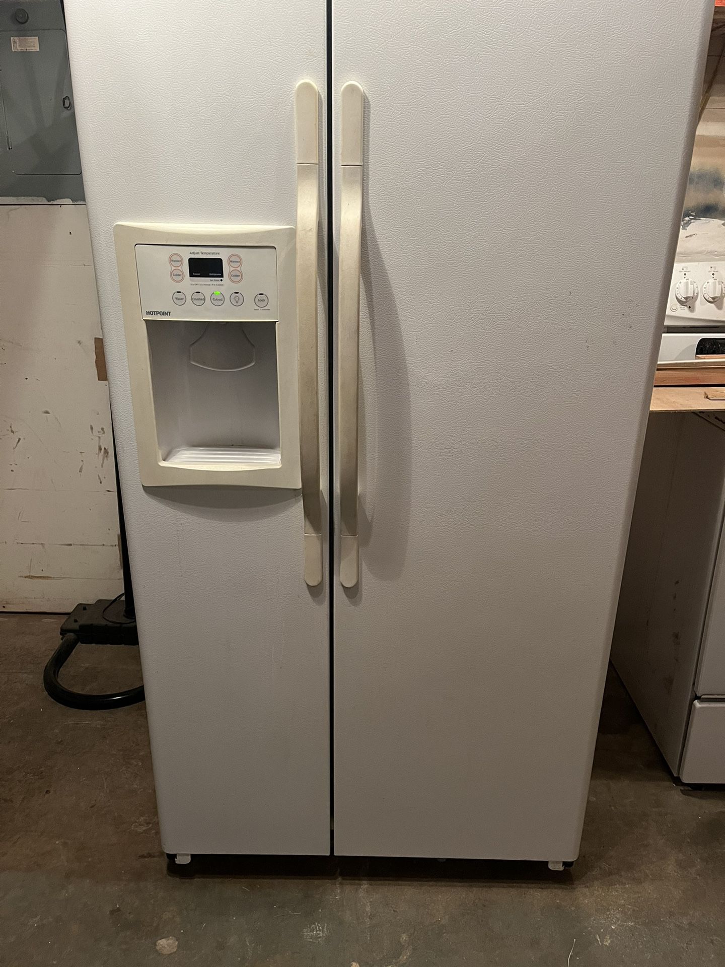 Fridge With Water/ Ice Maker 