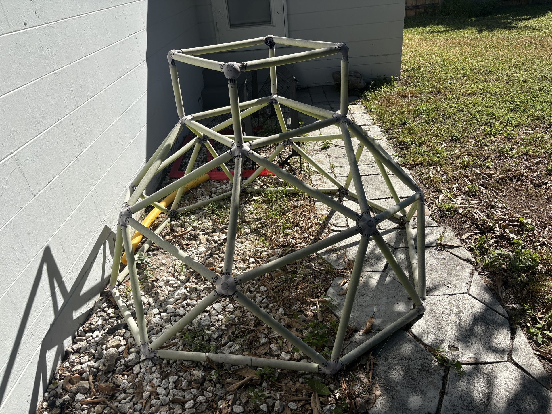CURB ALERT! Free Plastic Jungle Gym