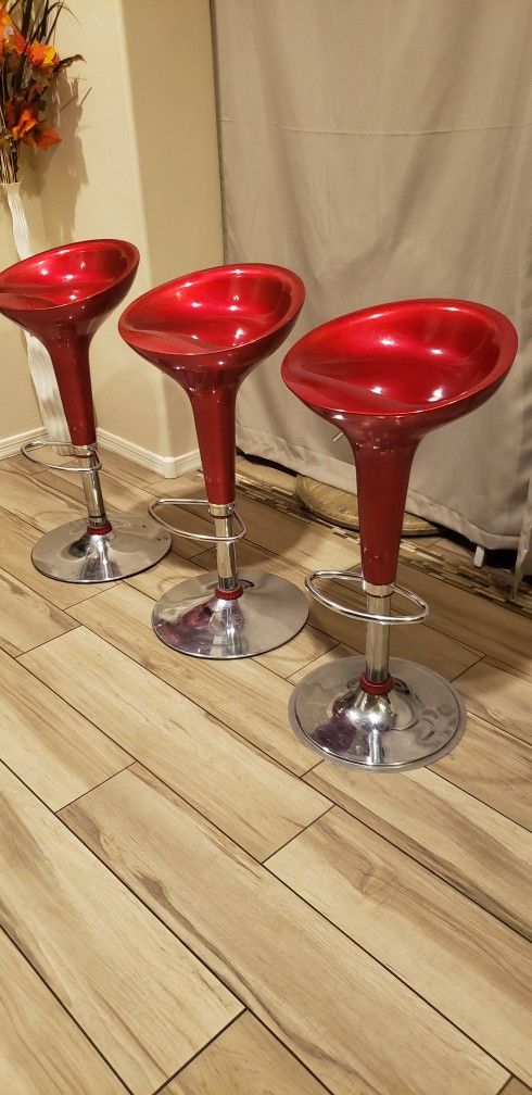 Beautiful 3 Bar Stools Adjustables 22"-30"