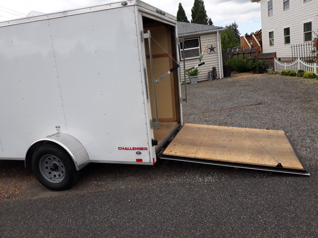 2019Enclosed trailer with ramp 6x12