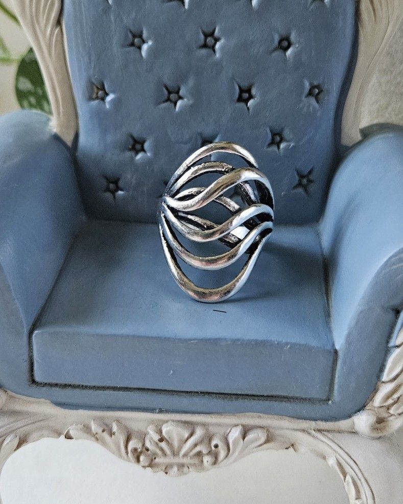 silver swirly loop oval size 8 ring