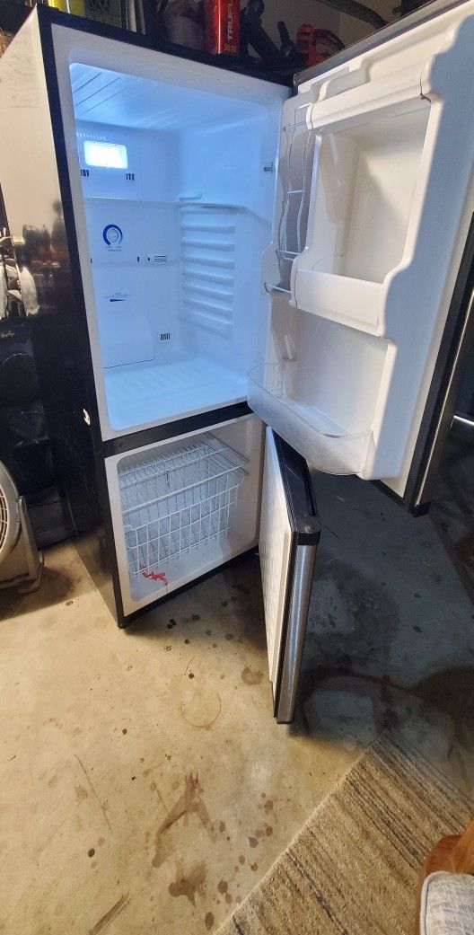 Magic Chef Fridge/Freezer 