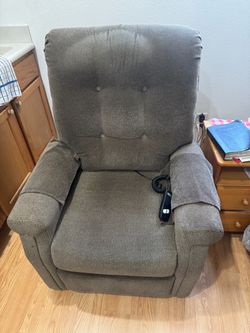 Power lift recliner