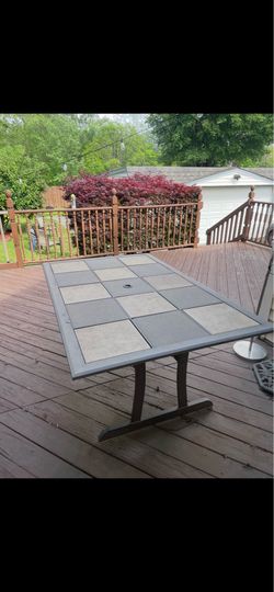 Outdoor patio table