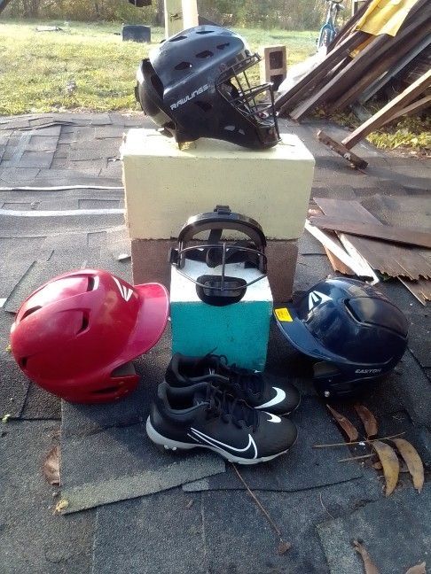 SOFTBALL GEAR~HELMETS•CLEATS•GLOVE•BAG