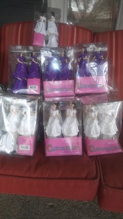 26 cajas de muñecas con 8 cada una