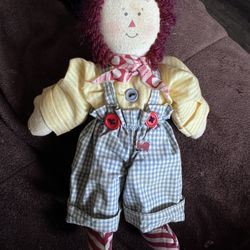 Vintage 8 inch Raggedy Ann doll in good condition no rips or tears or stains or smell. 